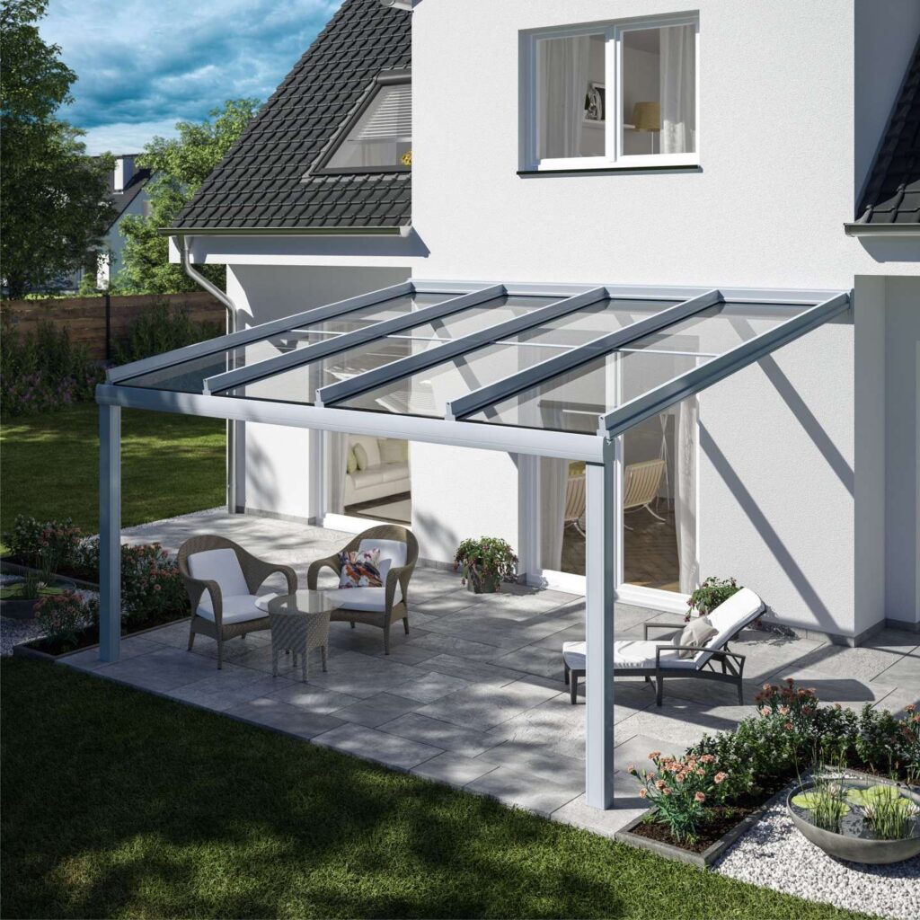 Glasdach mit Aluminiumgestell über einer Terrasse